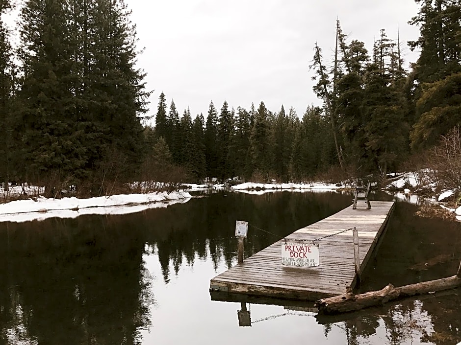 The Suttle Lodge & Boathouse