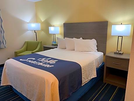 Queen Room with Roll-In Shower - Mobility Accessible/Non-Smoking