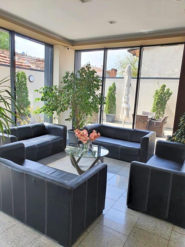 Family Hotel Novel City