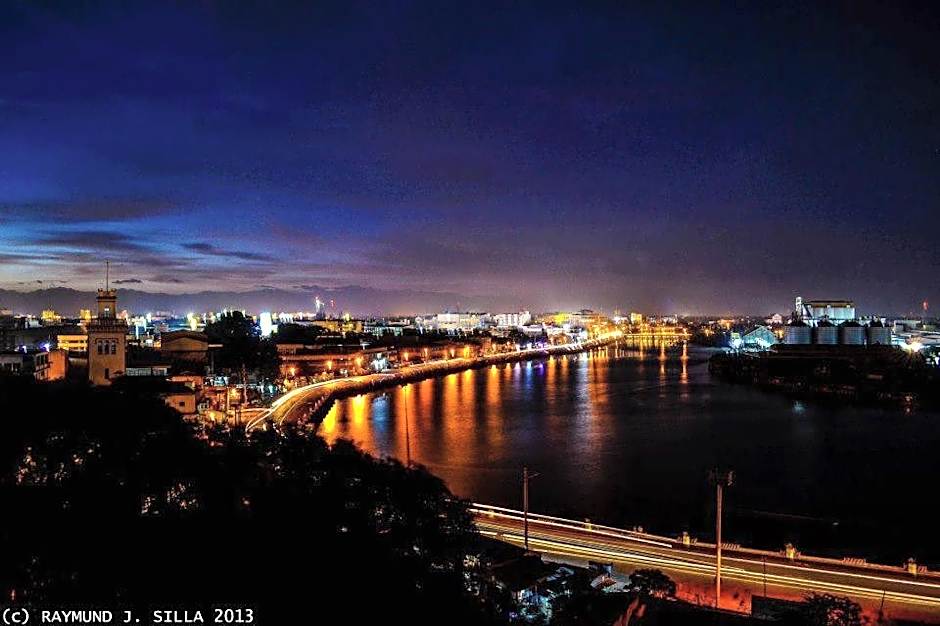 AVIDA ATRIA T2-C short walk mall,esplanade,wifi,netflix,kitchen,pool