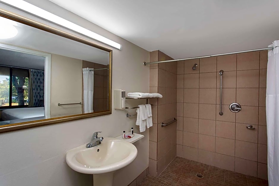 Days Inn & Suites by Wyndham Tallahassee Conf Center I-10