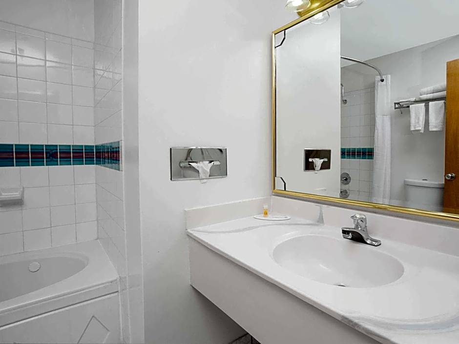 Days Inn & Suites by Wyndham Red Rock-Gallup