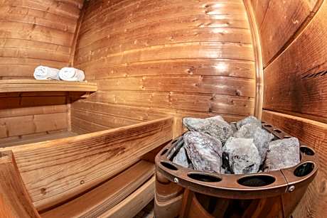One-Bedroom Chalet with Sauna