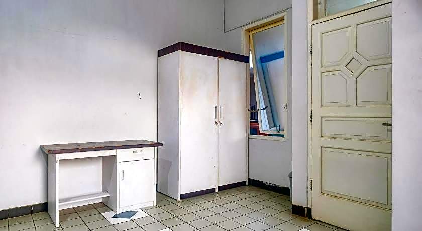 RedDoorz near Batik Tulis Celaket 2