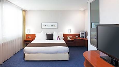 Junior Queen Suite with Lounge