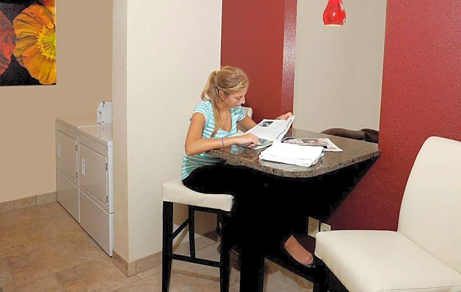 Holiday Inn and Suites Charleston West By IHG