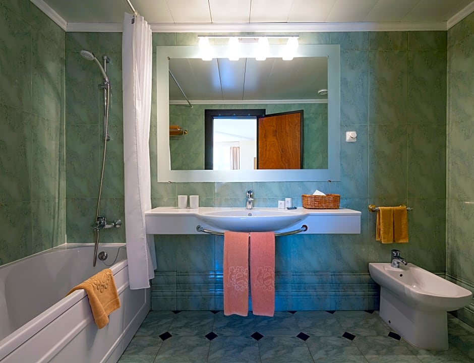 Photo 1 of 6 of Junior Standard Suite