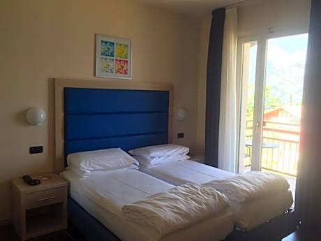 One-Bedroom Apartment with Lake View