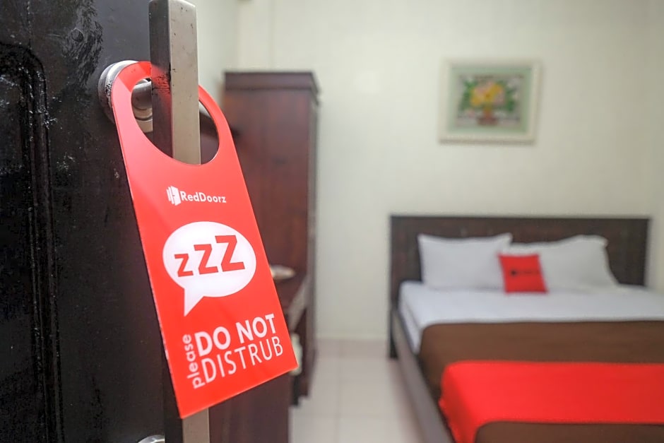 RedDoorz at Hotel Rich Parepare near Pantai Mattirotasi