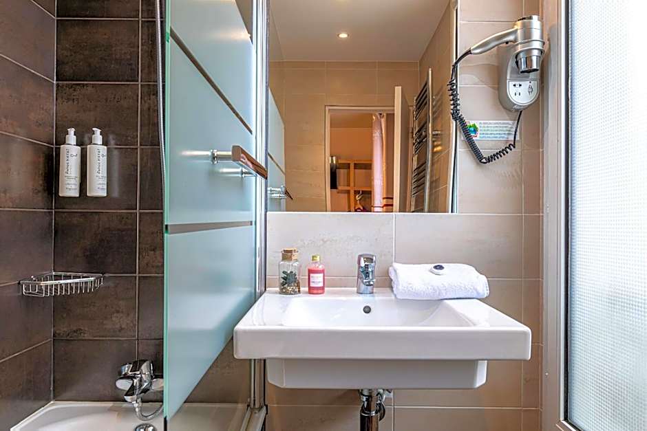 Hotel Ariane Montparnasse by Patrick Hayat