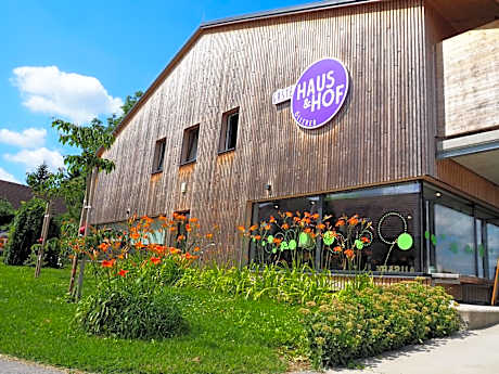 GästeHAUS & HOFladen Familie Öllerer