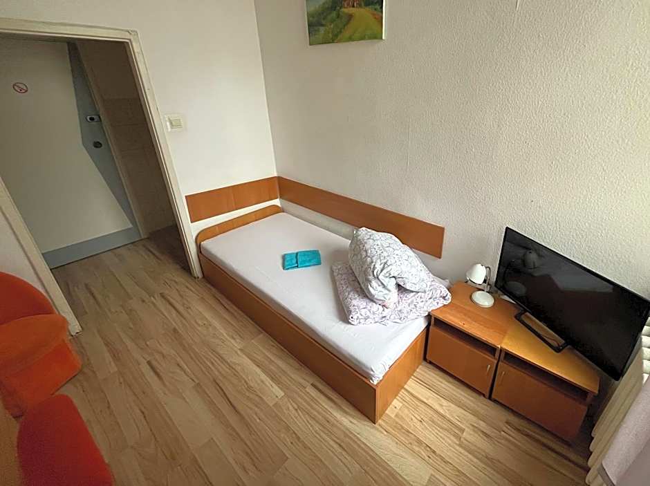 Foto 1 daripada 2 — Single Room with Shared Bathroom