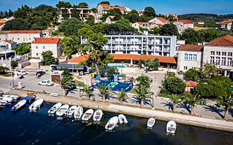 Hotel Lumbarda ***