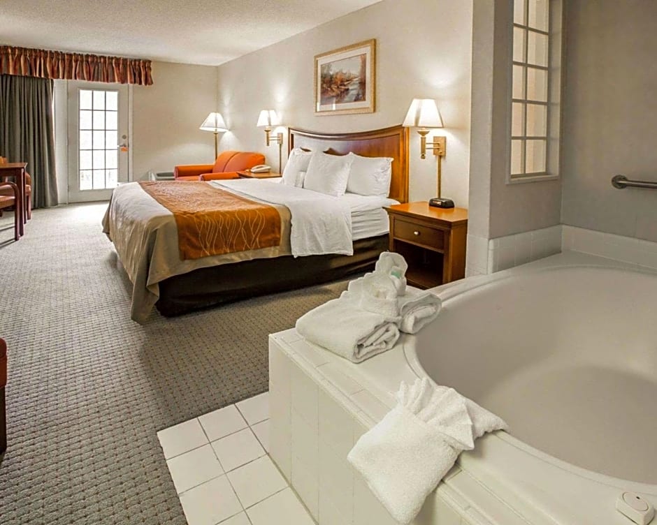 Rodeway Inn & Suites Cherokee On the River