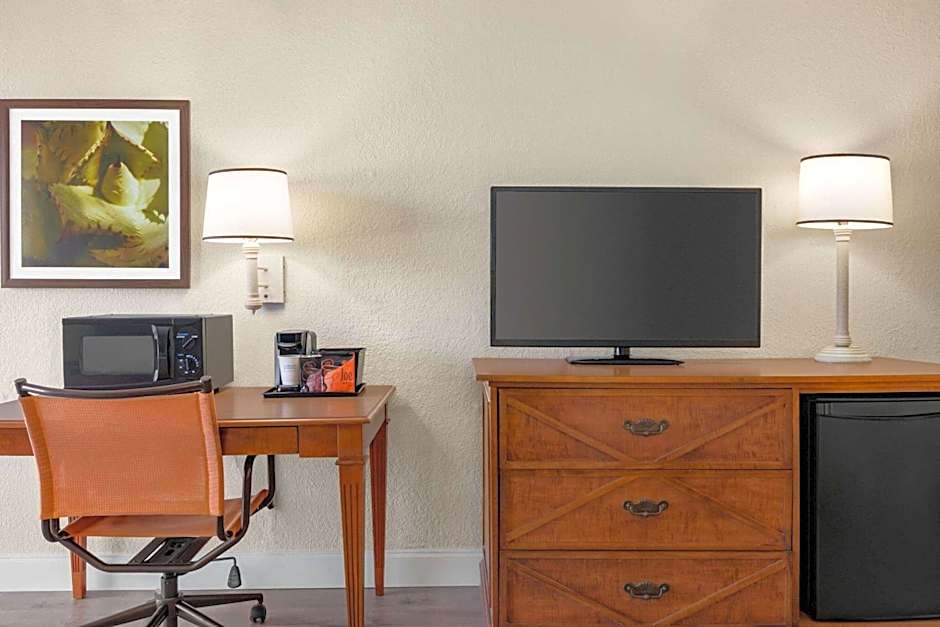 Baymont by Wyndham Daytona Beach/Intl Speedway