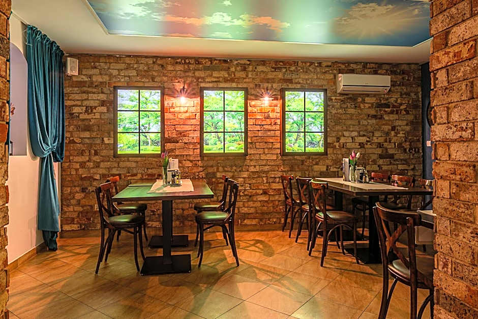 Old Tree Village & Restaurant