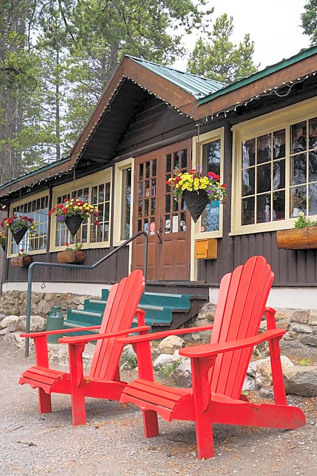 Storm Mountain Lodge Cabins Dining