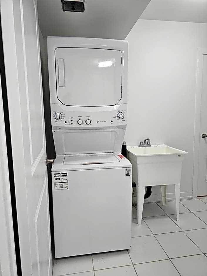 CEDAR Double Room with attached private Bathroom and Balcony in Toronto, ON, Canada