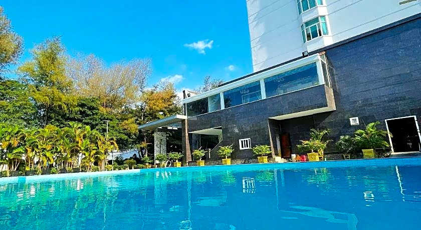 Van Phat Riverside Hotel