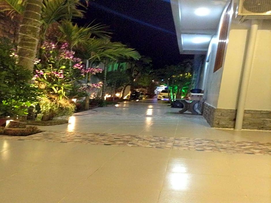 Halona Hotel