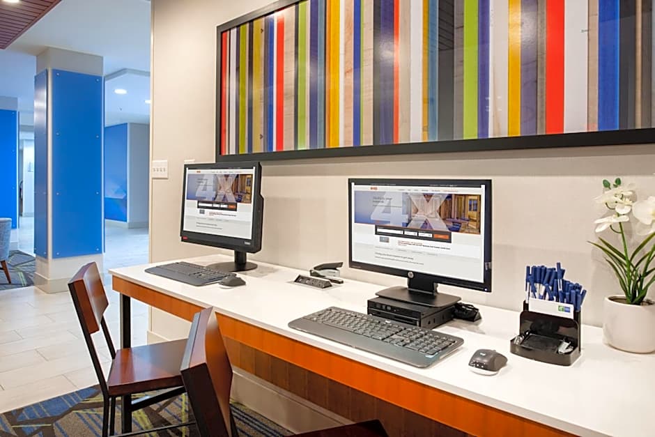 Holiday Inn Express & Suites Phoenix - Glendale Sports Dist By IHG