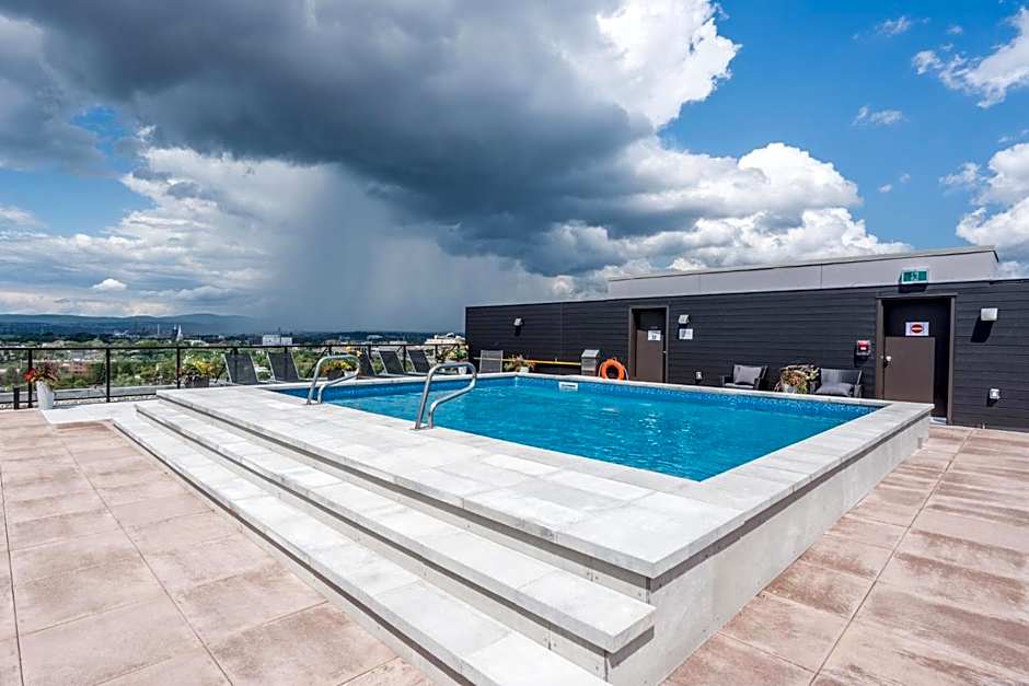 Initial-Matisse- Quebec-parking and pool