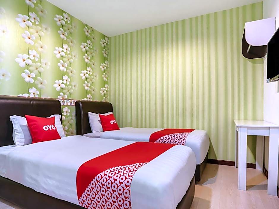 OYO 89583 Grove Hotel