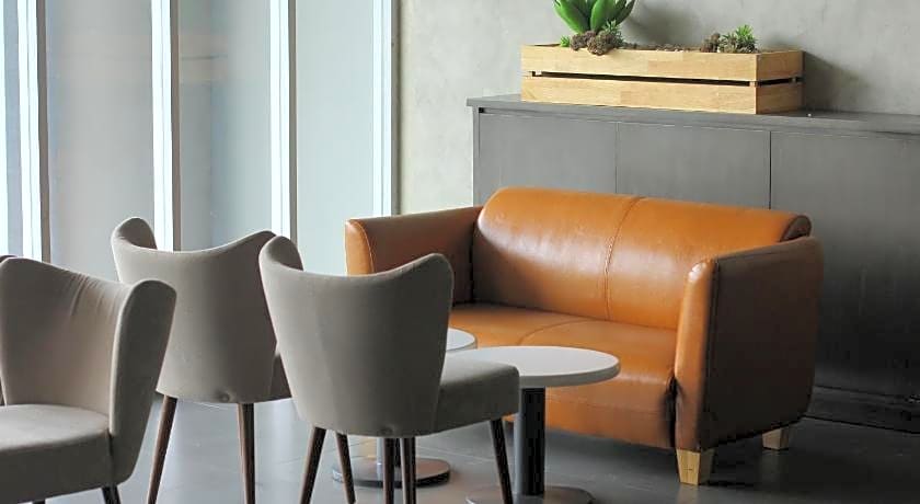 Yello Hotel Jemursari