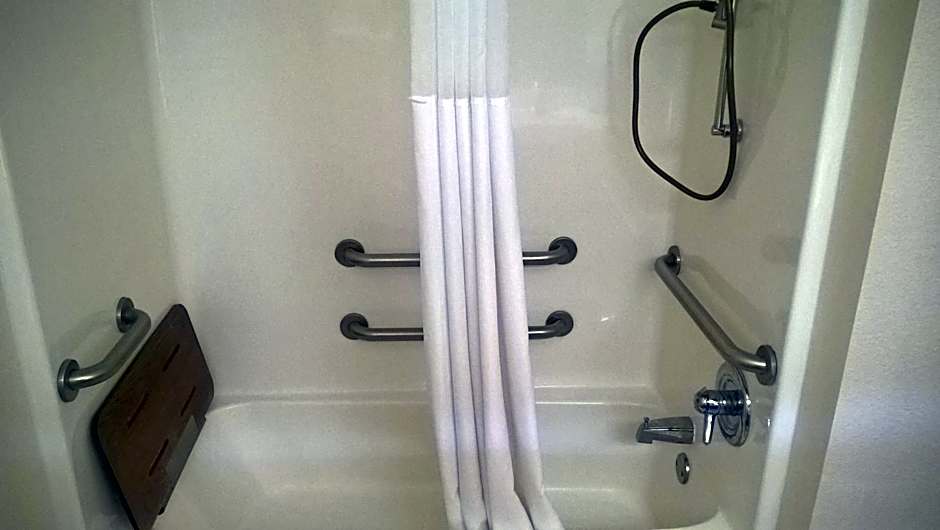 Days Inn & Suites by Wyndham Hutchinson