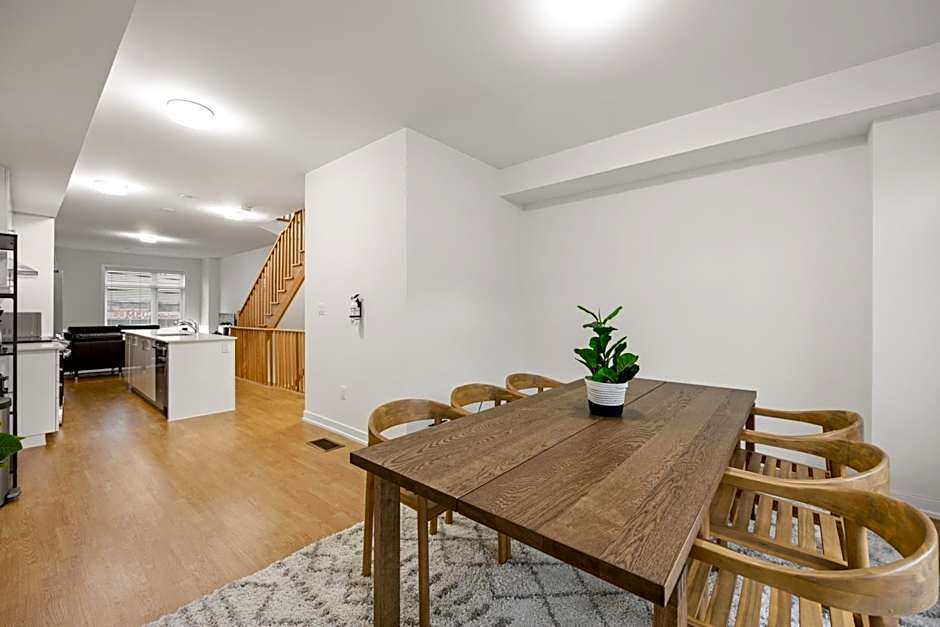 CEDAR Double Room with attached private Bathroom and Balcony in Toronto, ON, Canada