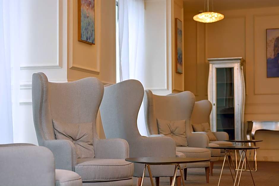 The Grand Gloria Hotel