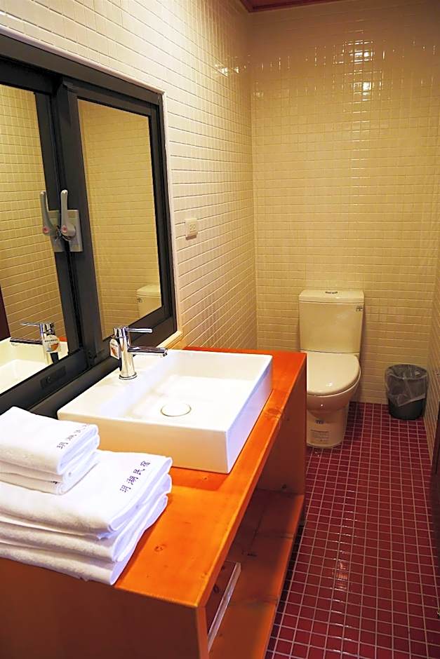 Yue Lake Backpackers