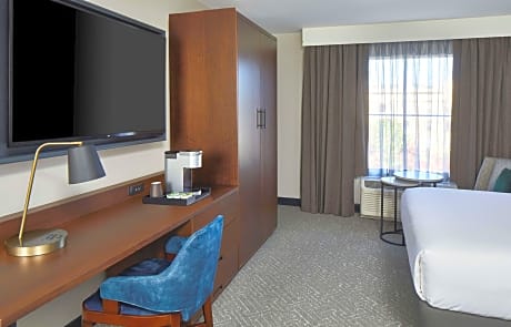  2 QUEEN BEDS MOBILITY ACCESSIBLE WITH BATHTUB - 344 SQ FT-WIFI AVAIL-PLUSH LINENS - 55 INCH HD TV-COFFEEMAKER-IN ROOM SAFE -