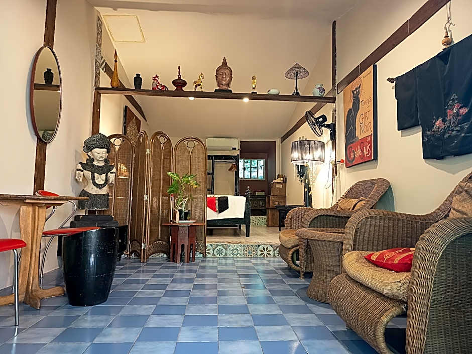 Baan Si Khao yanui
