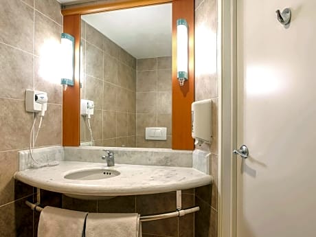 A double bed, WiFi, flat-screen LED TV and bathroom with shower
