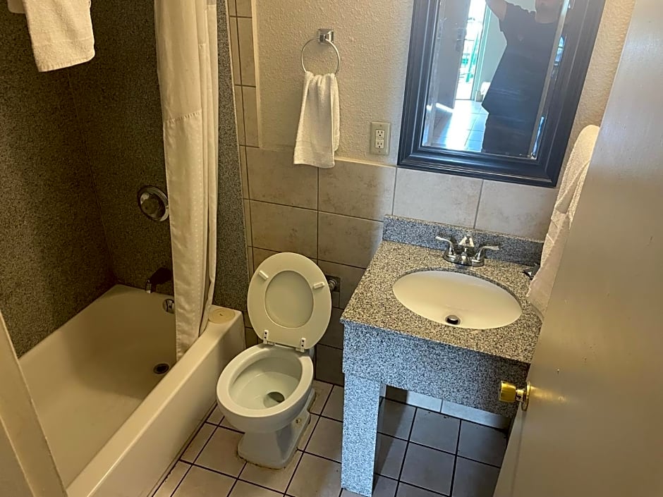 Budgetel Inn and Suites - Louisville