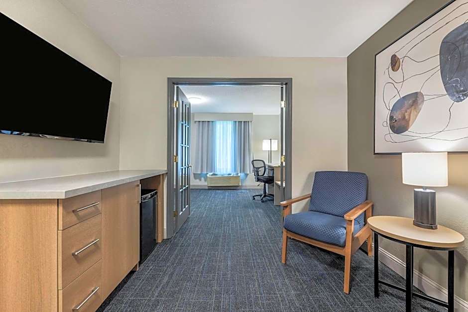 Days Inn & Suites by Wyndham Thunder Bay