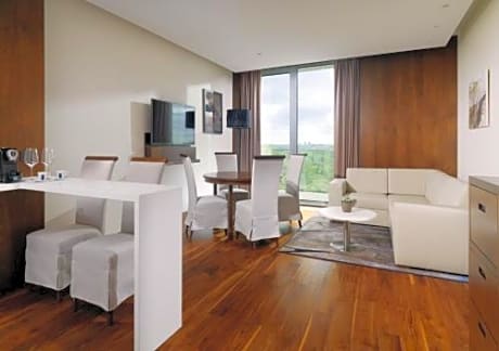 Hospitality Suite, Executive Lounge Access, 1 King, River View