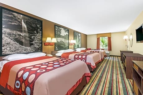 Studio Suite with Three Double Beds - Non-Smoking