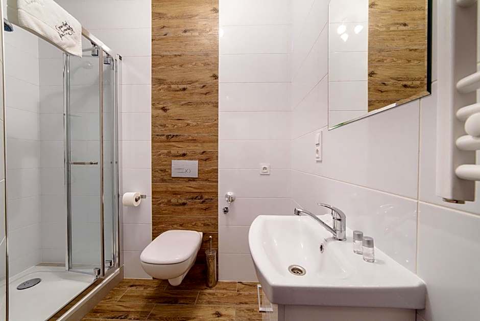 2 Nights Apartments - great location, right next to Main Rail and Bus Station, 10 min to Main Square by foot