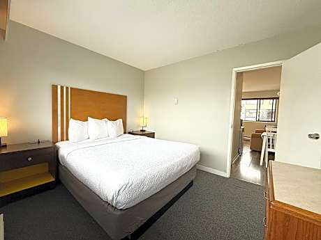 One-Bedroom Queen Suite with Kitchenette