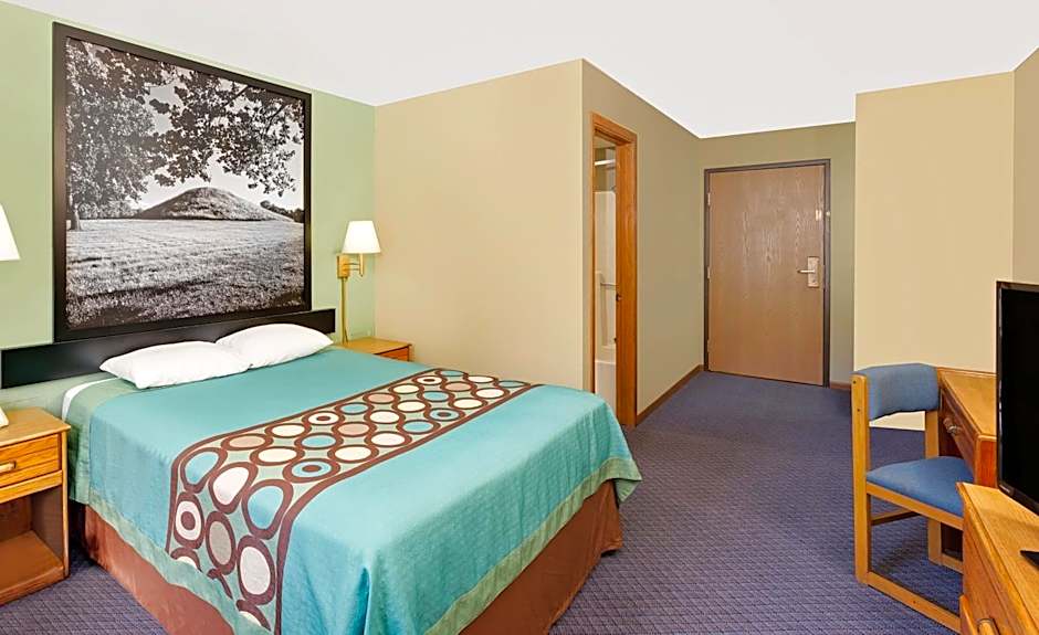 Super 8 by Wyndham Macomb