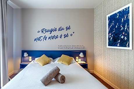 Double room with view of the Normandy Bridge