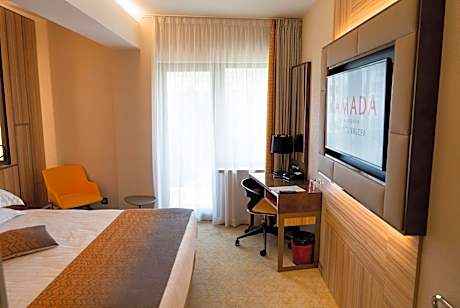 1 Queen Bed, Balcony, Non-Smoking