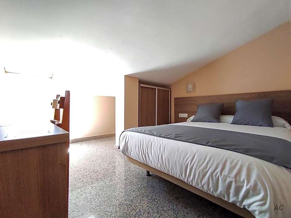 Foto 1 di 5 di Small Double Room with Fan