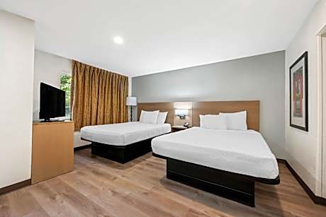 2 Queen Suite, Full Kitchen, Accessible