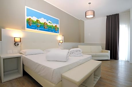 Deluxe Quadruple Room with Side Sea View