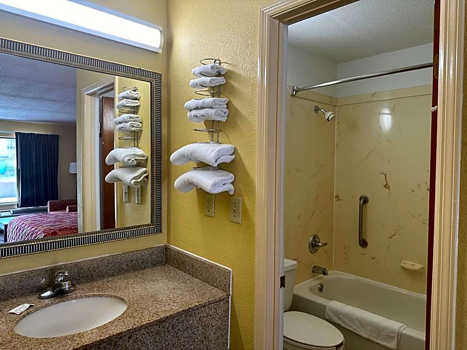 Royal Inn - Anniston