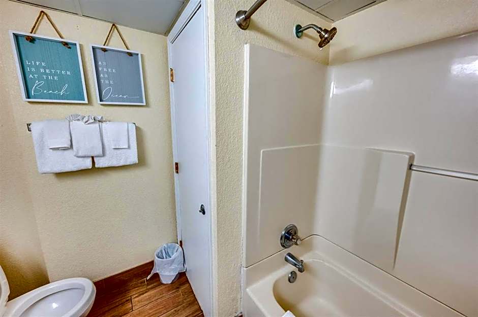 Oceanfront Views, Recently Renovated Kitchen,Pools