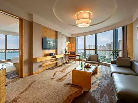Deluxe King Suite
